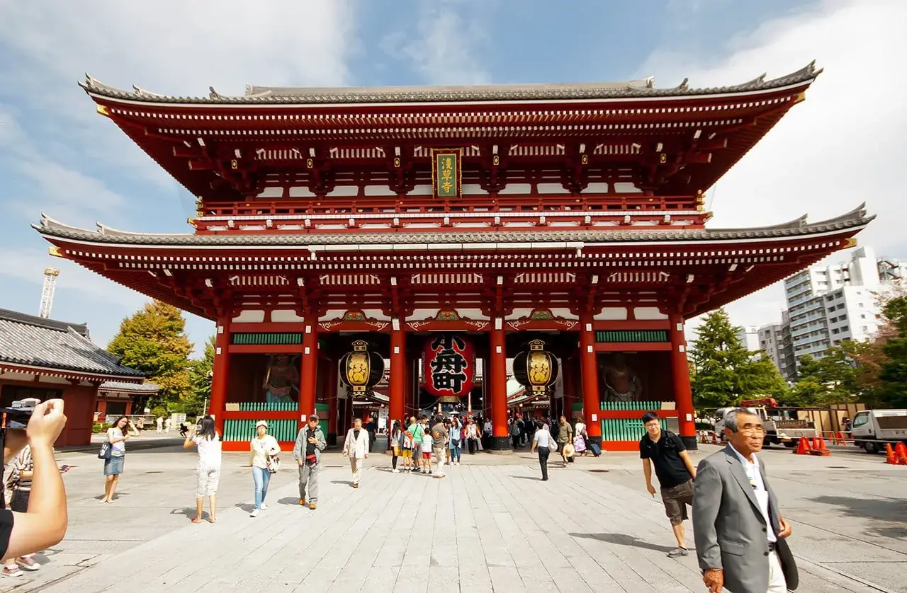 参拝客でにぎわう浅草寺の宝蔵門