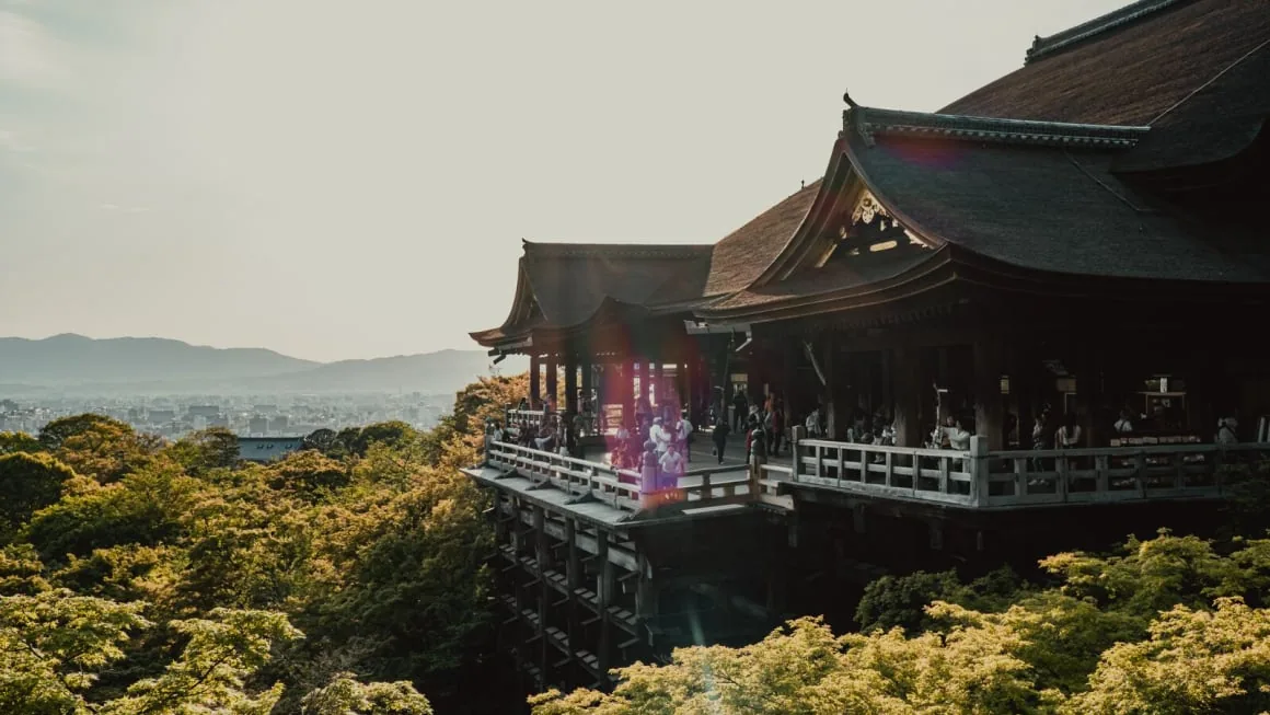 木々に囲まれた清水寺の舞台