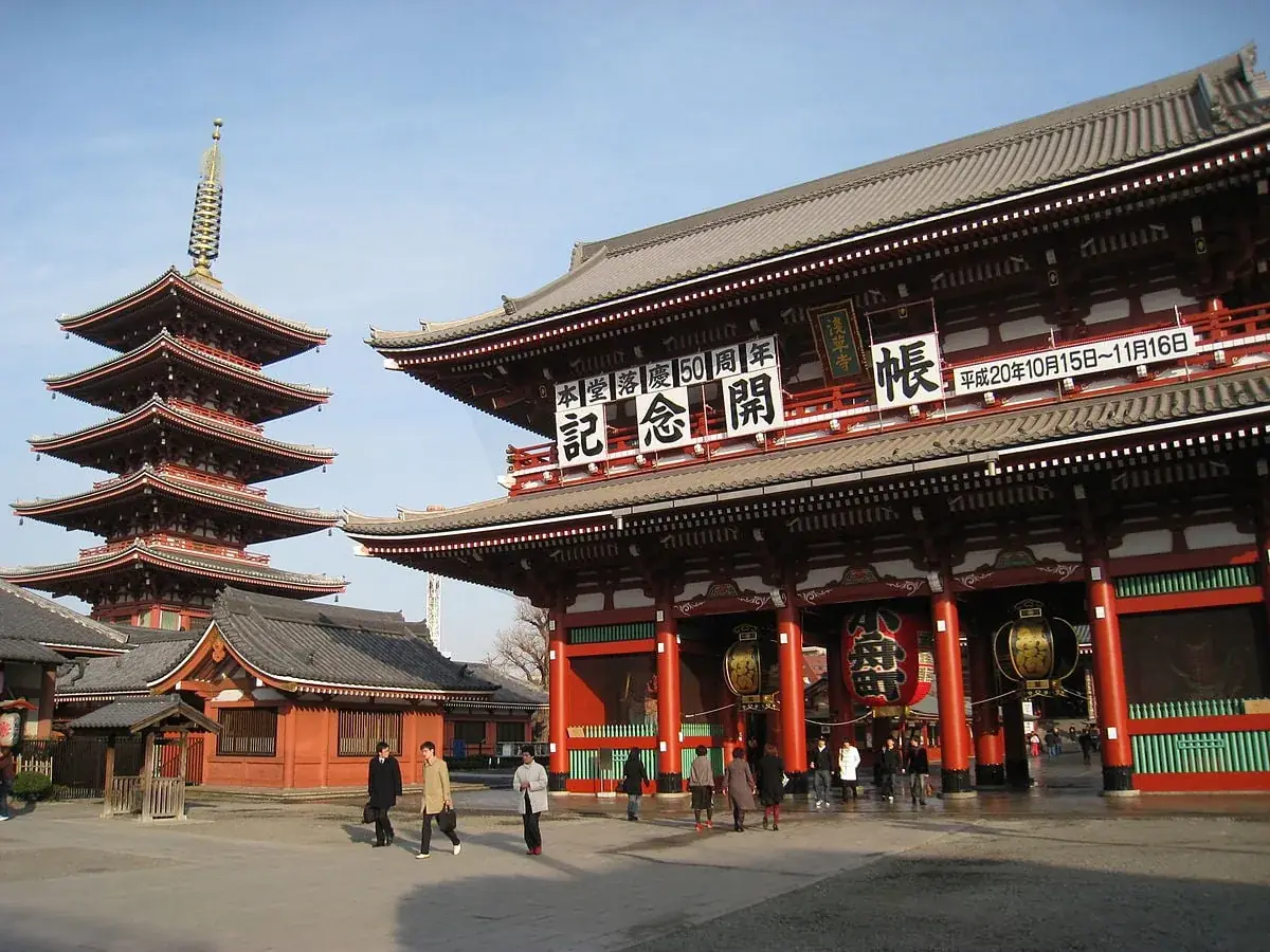 提灯が下がる浅草寺の本堂と五重塔