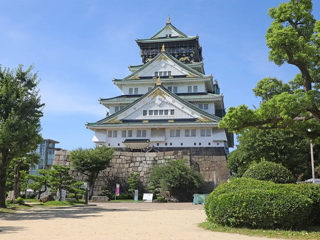 石垣の上にそびえる大阪城の天守閣
