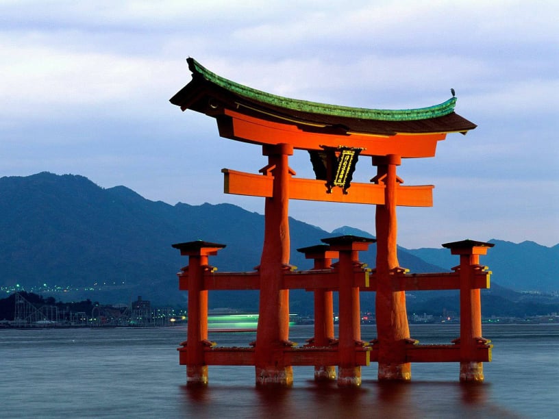 海に立つ厳島神社の大鳥居
