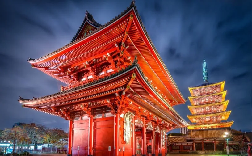 夜にライトアップされた浅草寺の宝蔵門と五重塔
