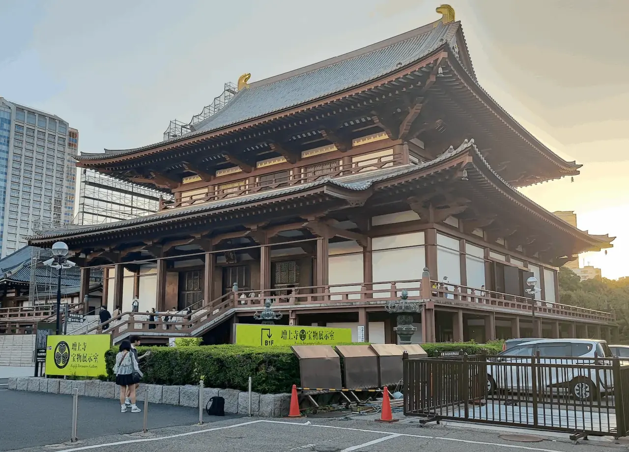 ビル街を背にした大きな寺院の本堂